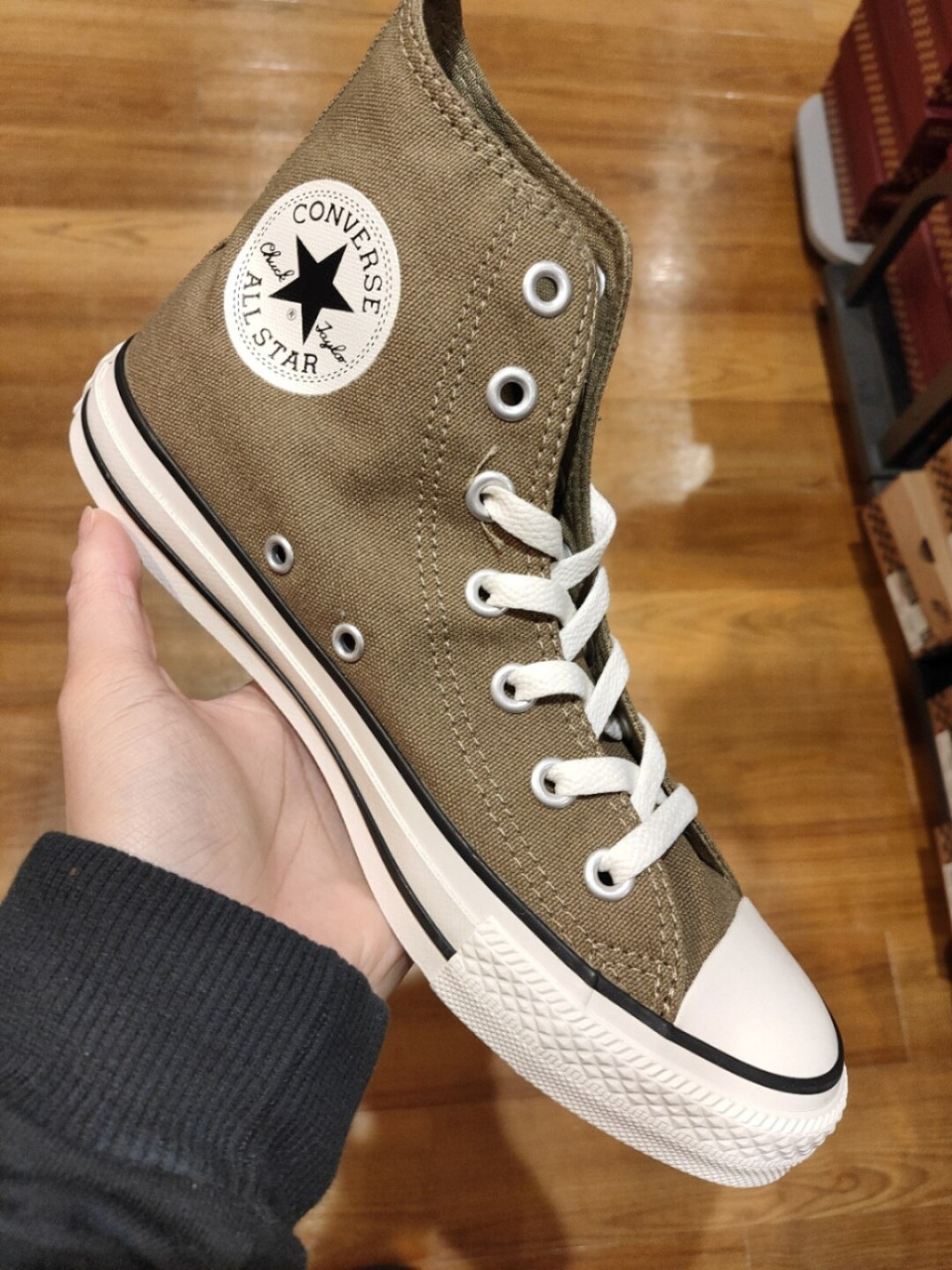 日版匡威,宽脚06别碰! 日本匡威,特点细长,鞋型就是偏瘦的模特.