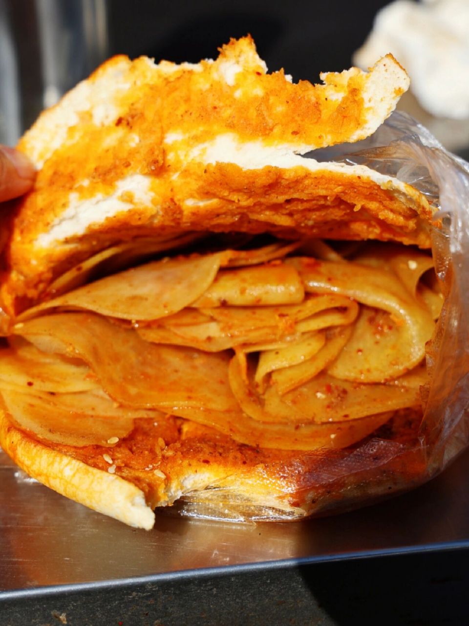 高陵的土豆片夹馍很有名气 不知道第一个是谁发明的这种吃法 感觉这