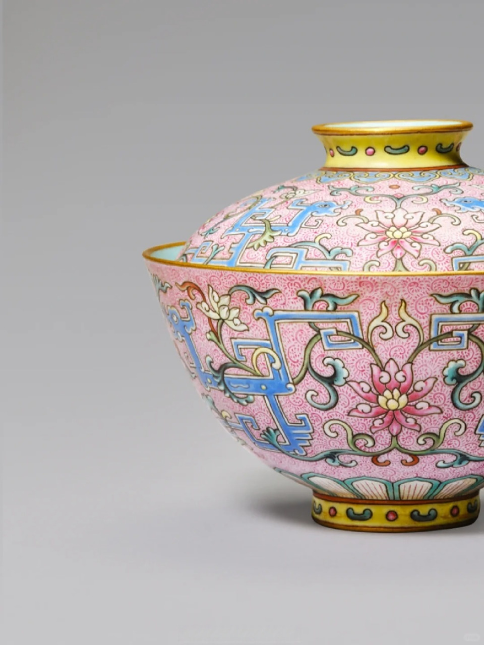 缠枝纹是在忍冬纹和卷草纹的基础上发展而来的,约起源于汉代,盛行于