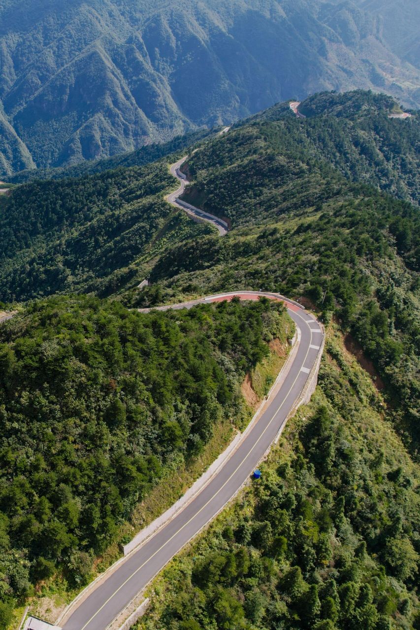 【自驾游】浙江的"邦达七十二拐"—浙西天路 在临安的太子尖,有一条华