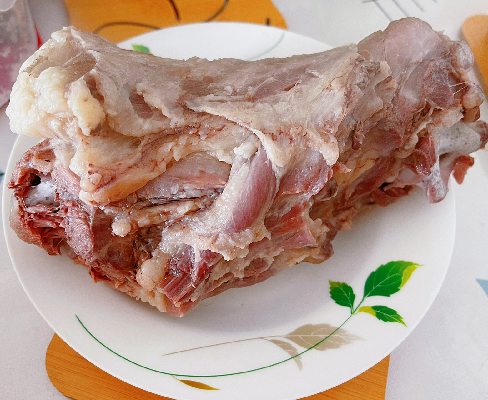 老公从大西北带回来的羊脖子,第一次见和吃,清炖就行,肉很嫩,筋头足