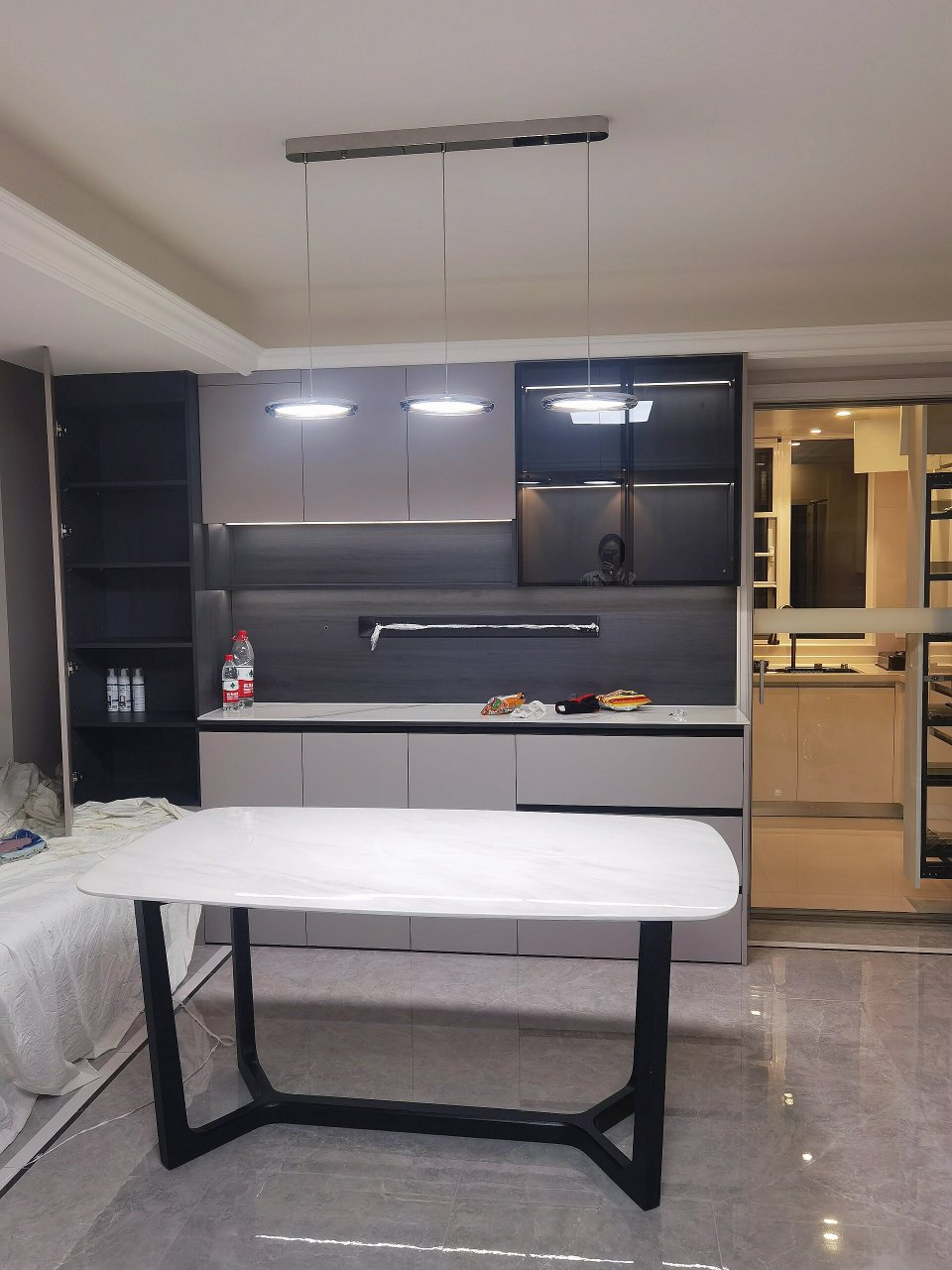 雾霾蓝真皮沙发到啦,搭配个啥颜色的抱枕呢 雾霾蓝确实是很高级啊