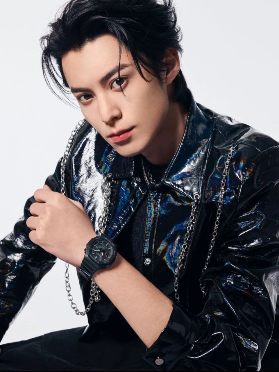 王鹤棣这组新鲜图看得我心颤颤 黑色反光链饰外套过于帅气 超吸睛的