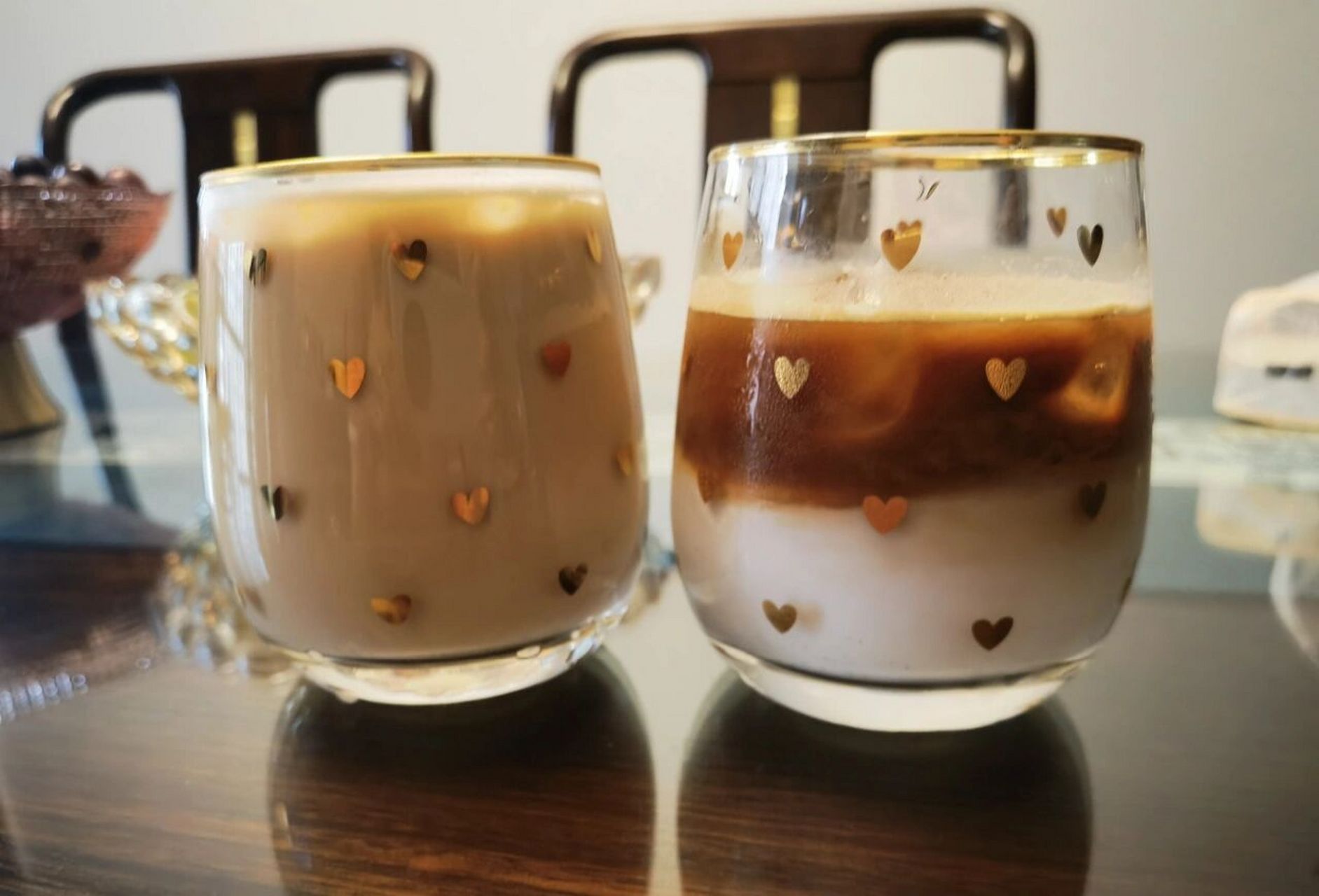 如图所示 左图 美式加奶感觉很稀 右图 浓缩加奶 醇厚 一样的咖啡量和