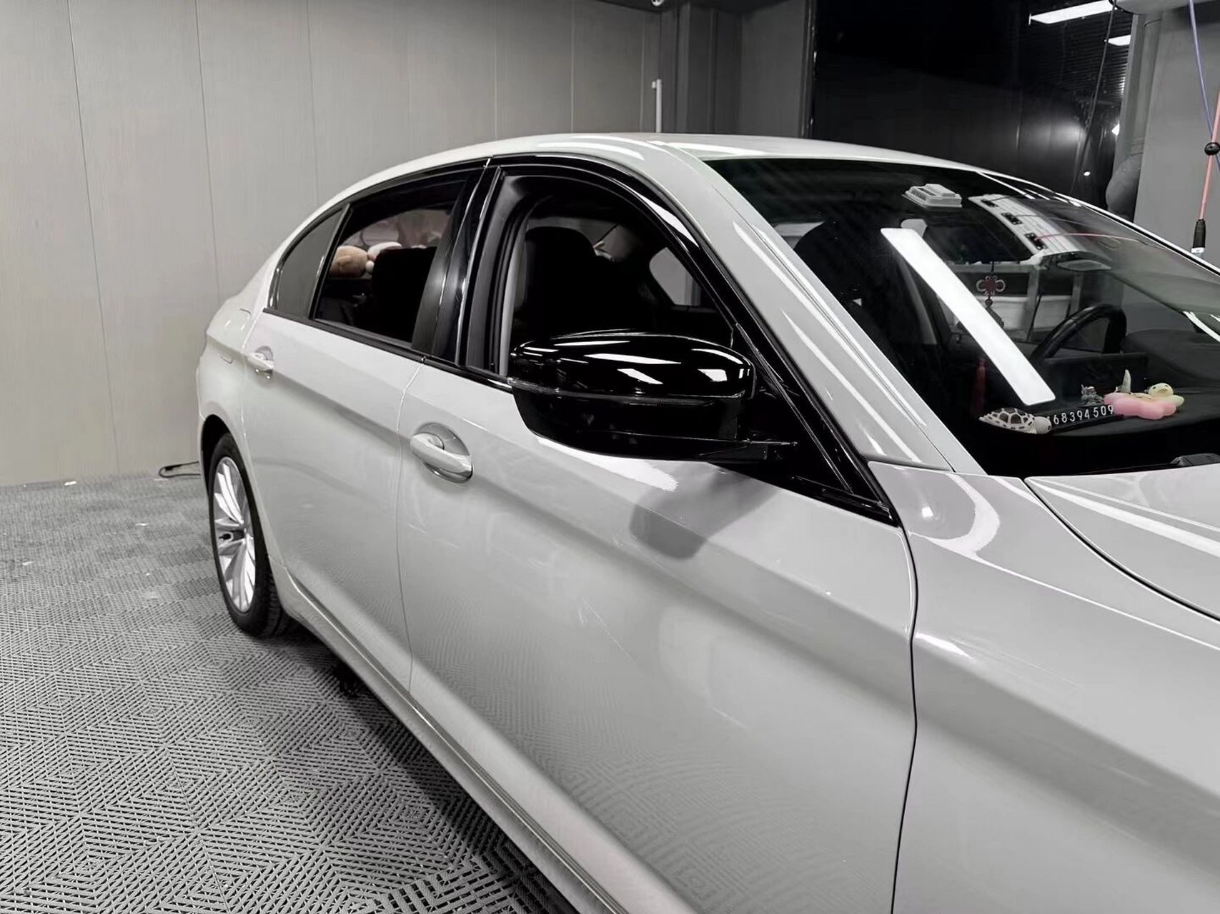 超亮水泥灰–宝马五系改色 水泥抗得好,宝马买得早.