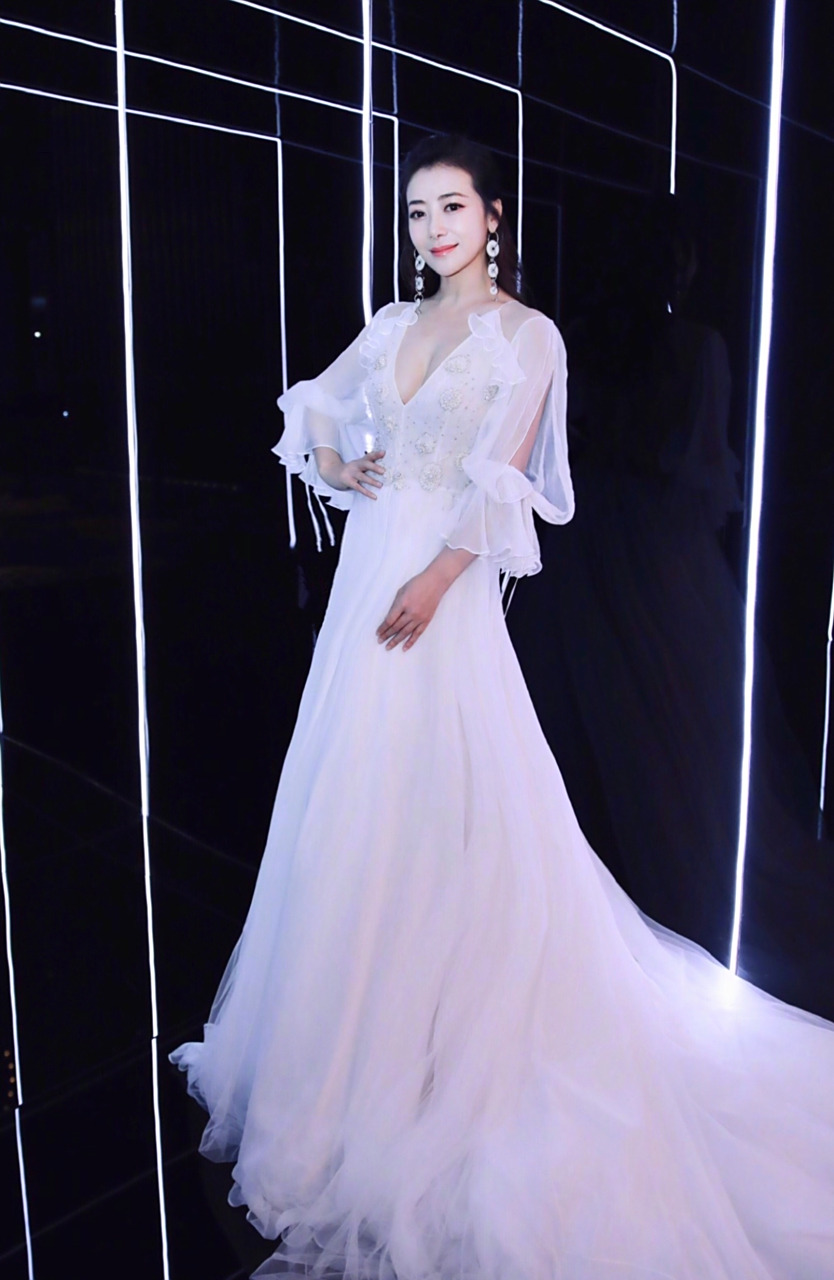 陈紫函  深v礼服