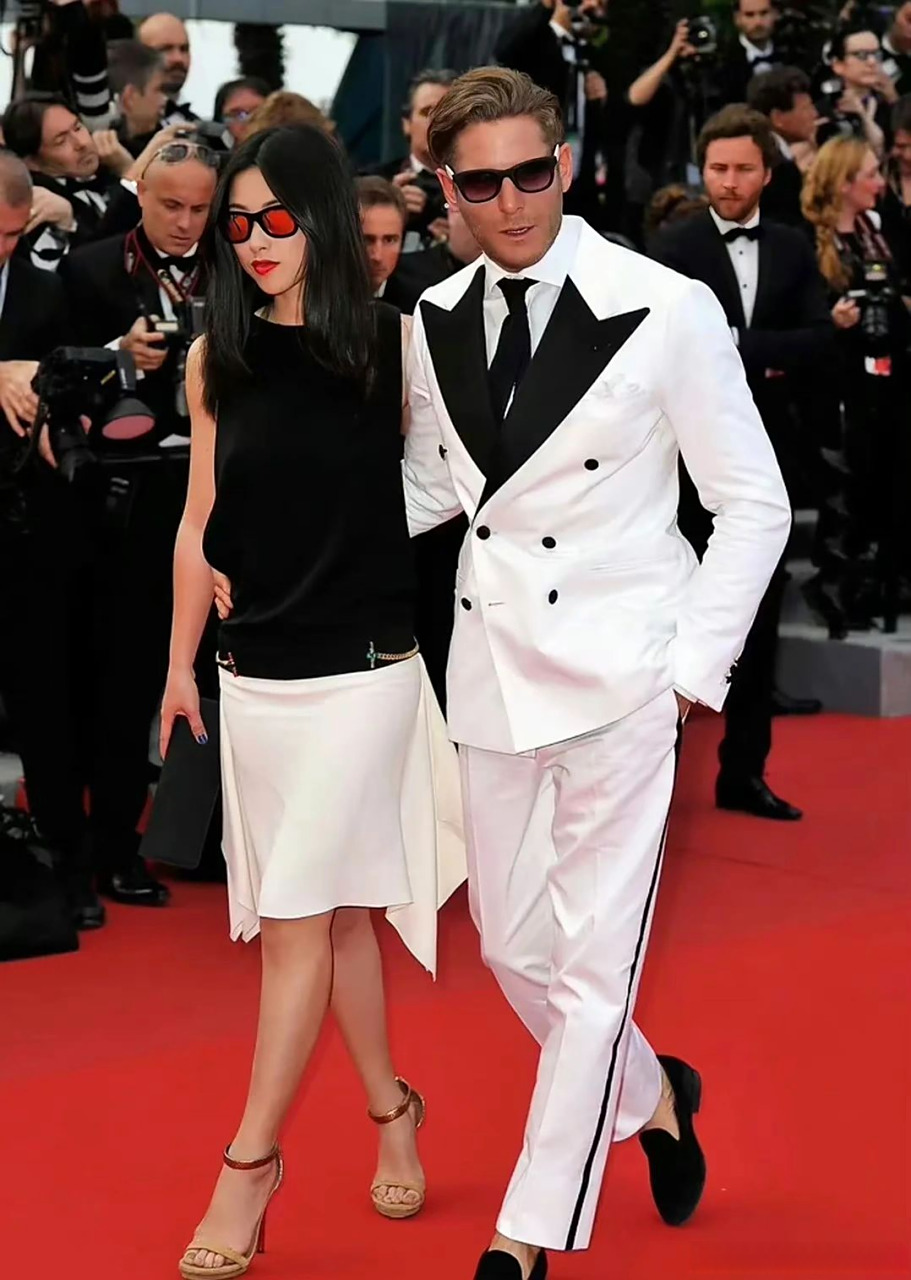 朱珠之前戛纳红毯造型,当时还是和她的前男友一起走的红毯.