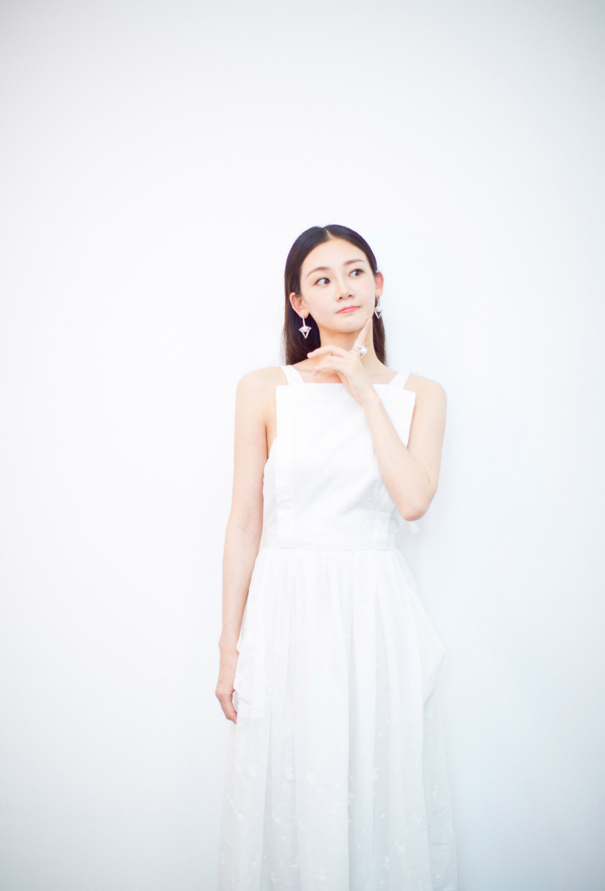 苗苗写真精选:白色长裙,柔美迷人