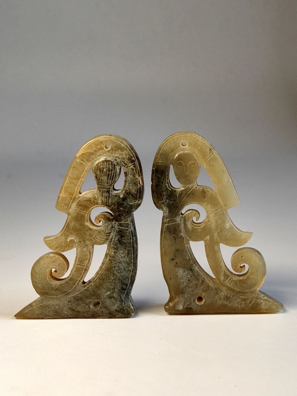 长袖折腰  汉代玉舞人(一对) 高5.6cm 	 玉色淡黄,黑褐色沁,熟润细腻.