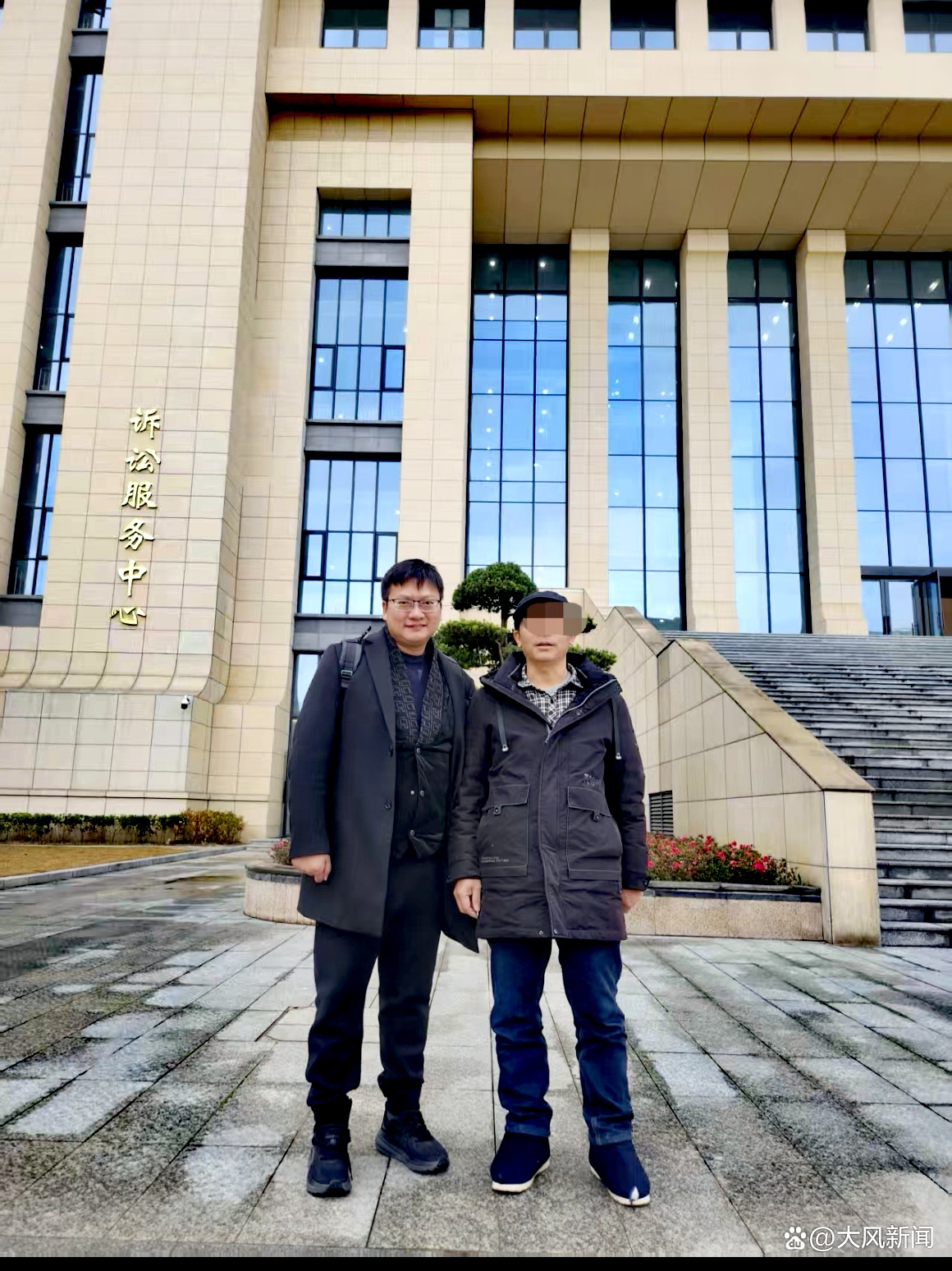 一辆特斯拉汽车在小区内辗轧了一名5岁女童,导致她不幸身亡