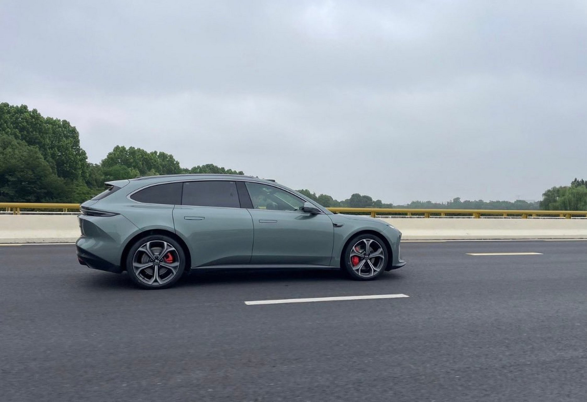 et5 touring 的极光绿真好看啊,也符合旅行车那个味道!