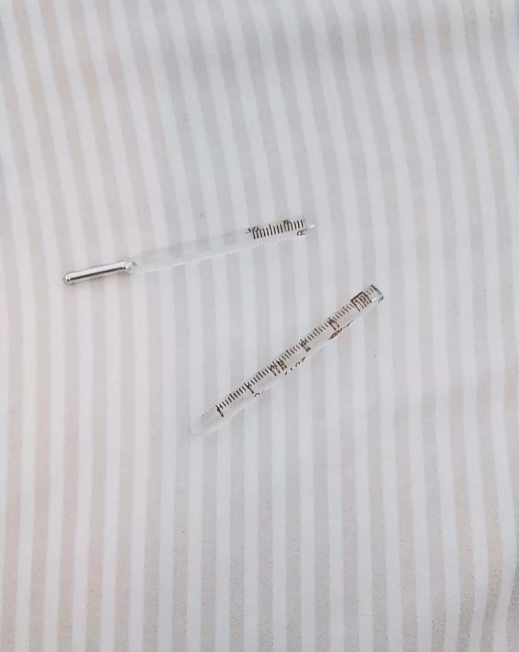 我一眨眼的功夫,孩子把水银温度计打碎在床单上了,我用了吸尘器但我