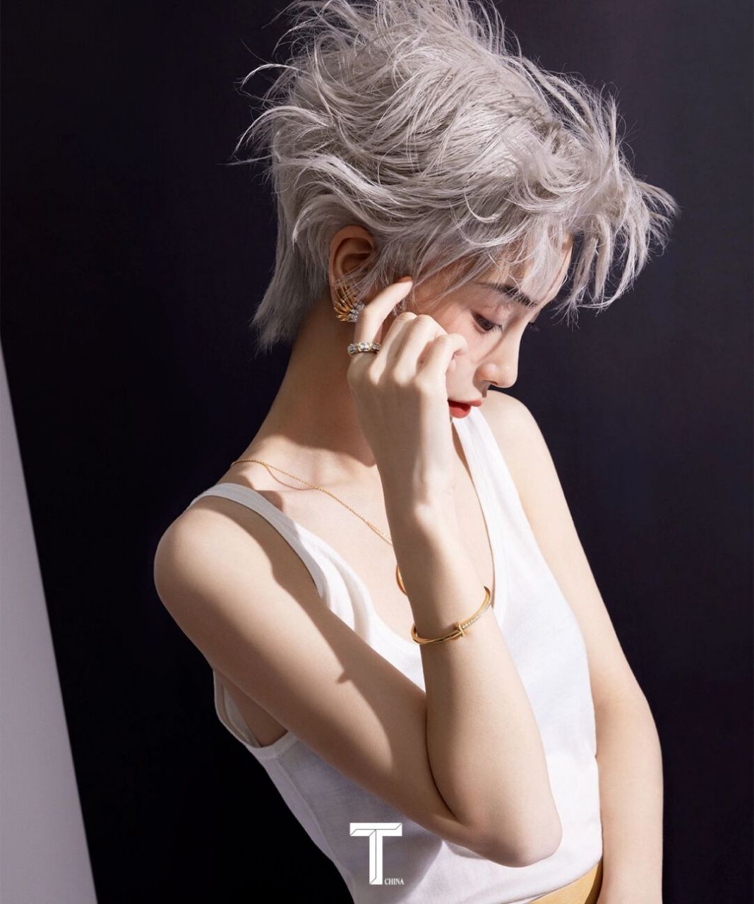 摄影 梅远贵 	 #angelababy银色短发造型封面## #杨颖t锦绣九月刊封面