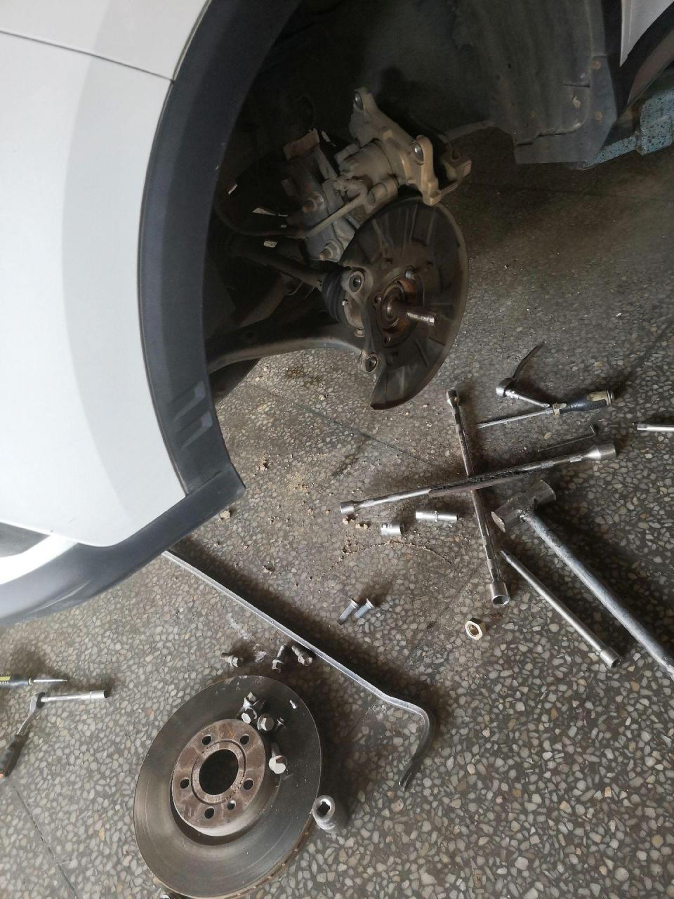 荣威rx5更换前轮轴头一对,自动变速箱油