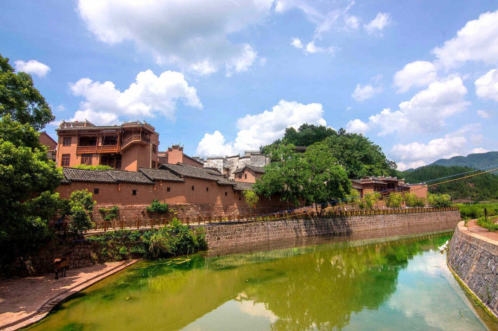 岩门古堡寨,位于湖南省湘西土家族苗族自治州泸溪县浦市古镇旅游景区