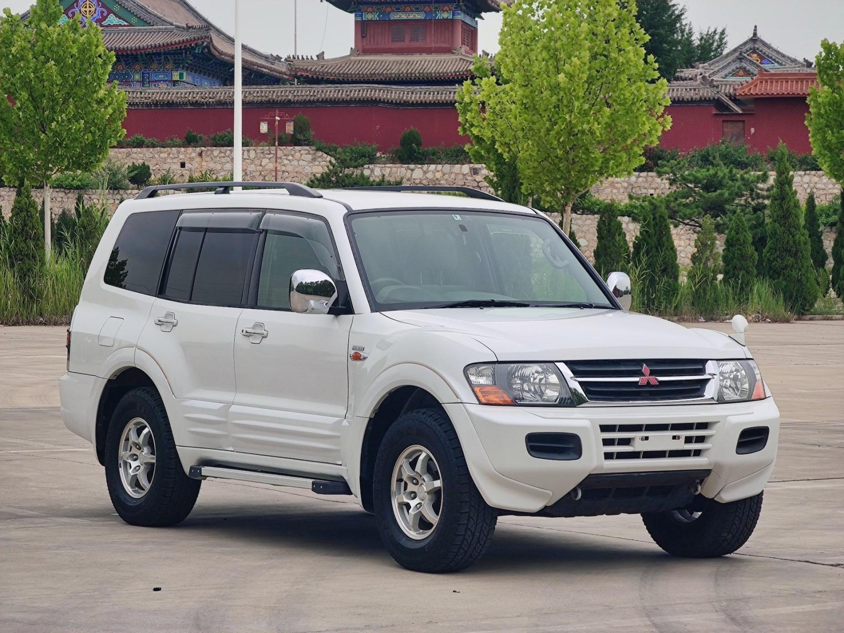 本土版三菱帕杰罗v75(右舵)搭载3.5缸内直喷发动机,超选四驱.