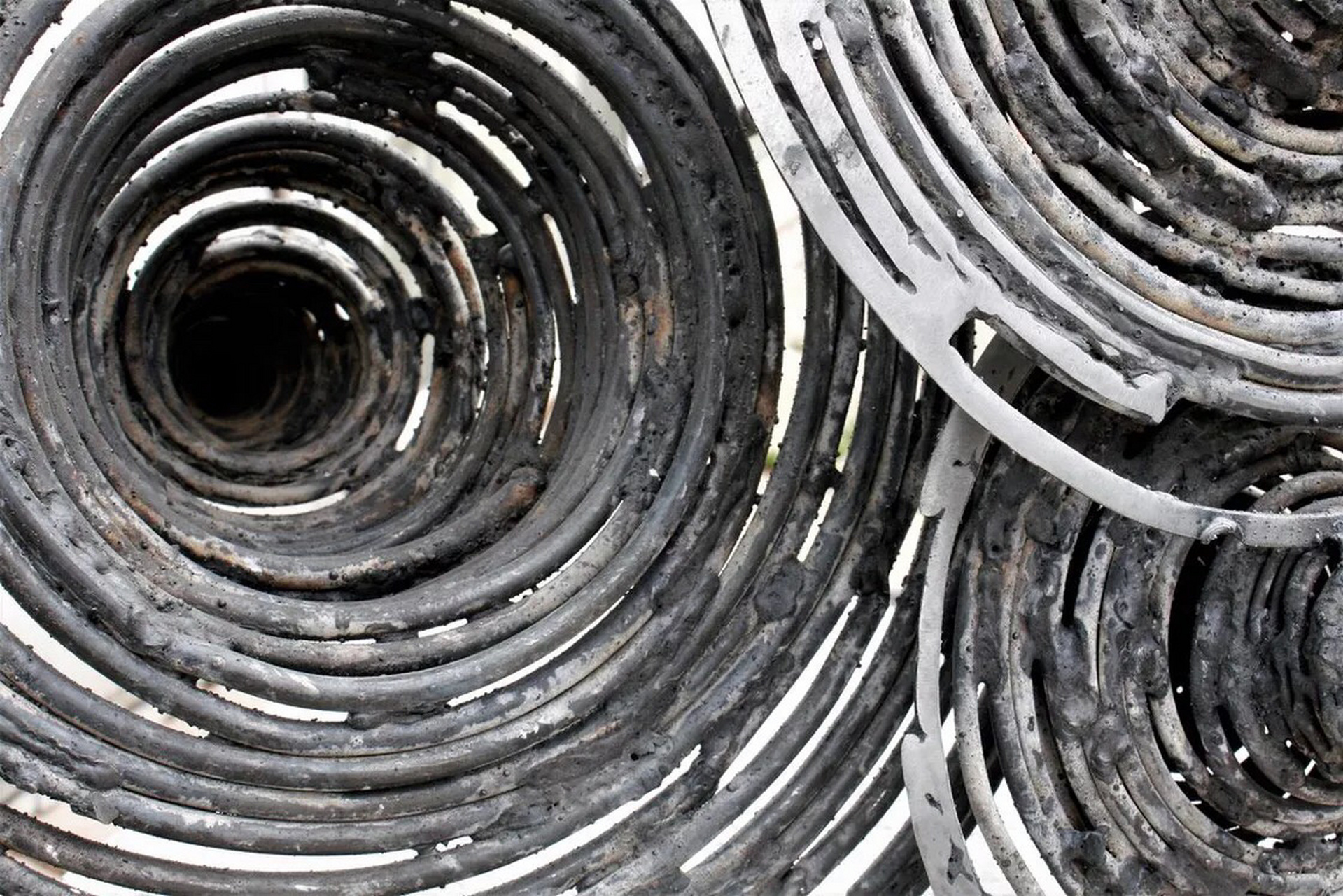 mihaela kamenova·纺锤漩涡金属艺术雕塑 2020s 保加利亚 - ·once