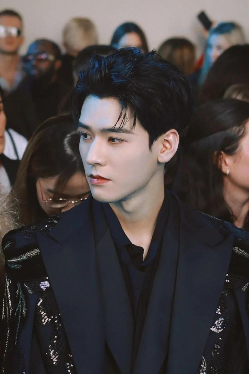 就像微博之夜穿特定的只有龚俊一个人一样. 这样说肖战粉能理解吗?