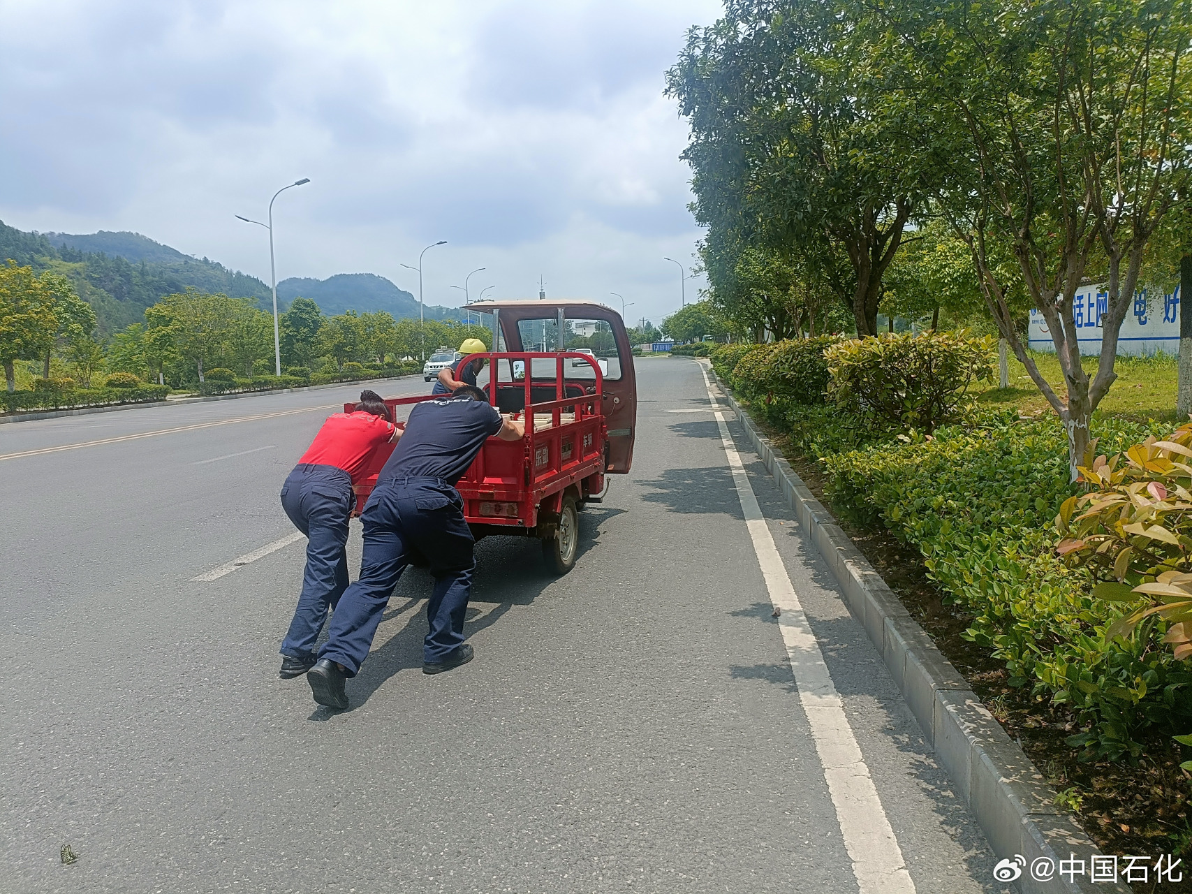 【老人奋力推车爬坡,加油员及时出手相助】8月10日中午,中国石化贵州