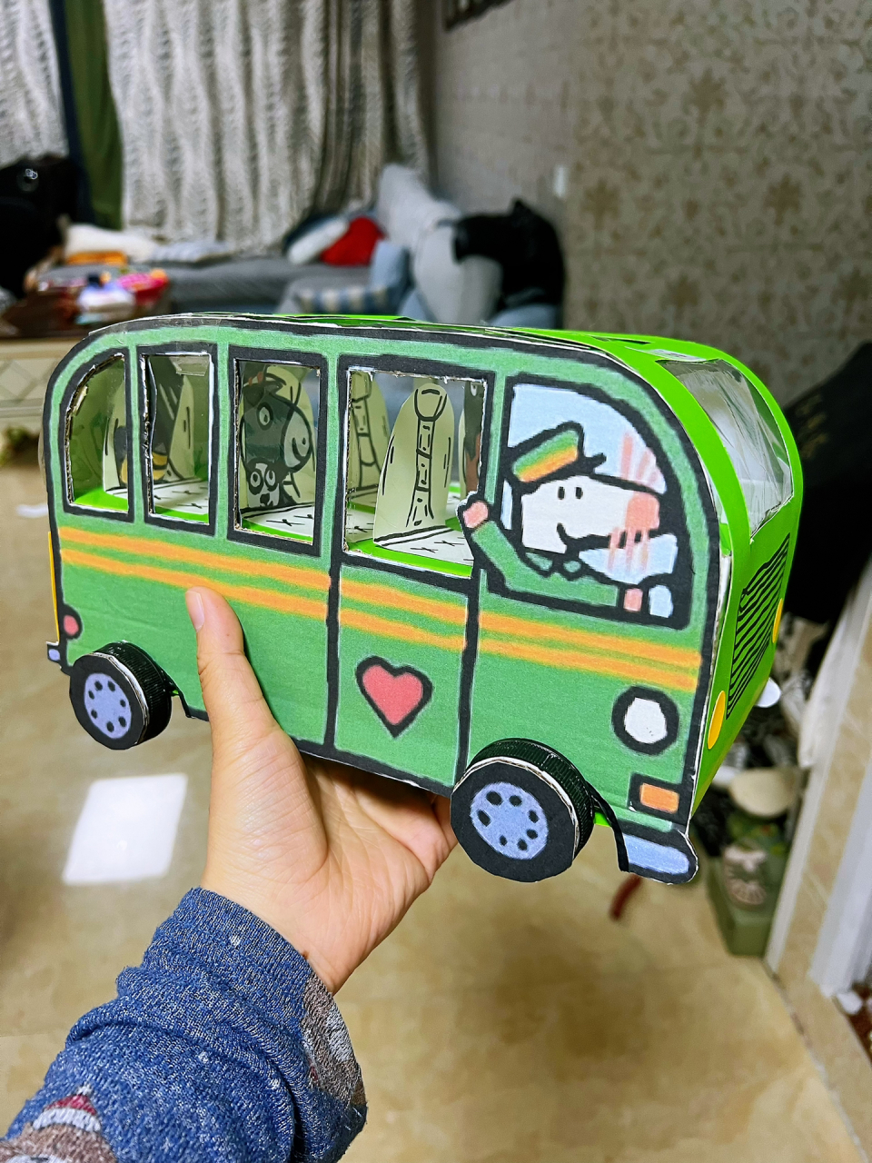 幼儿园手工作业,小汽车作品展示 老师说这学期的主题是小汽车 需要