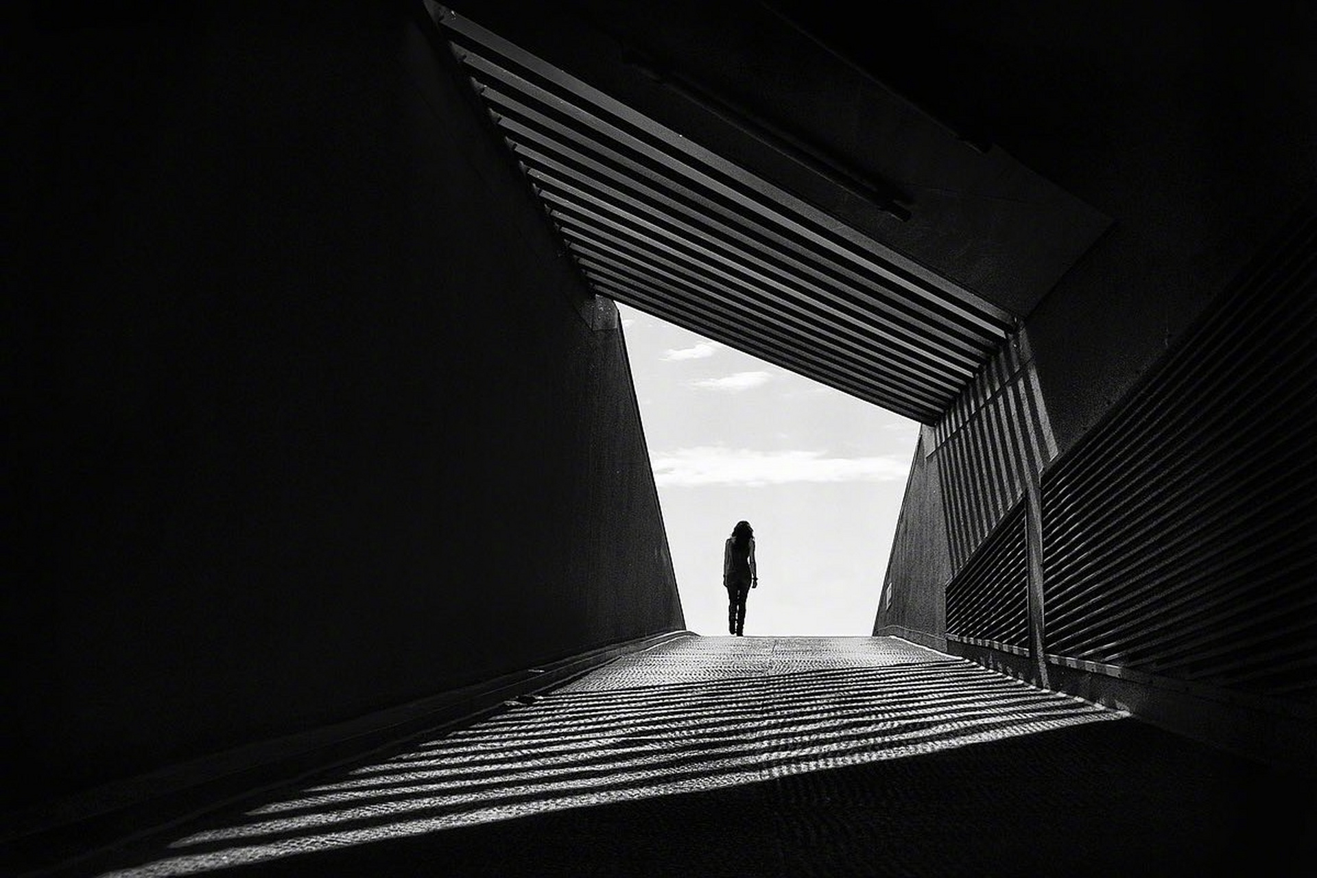 深远的景物和开阔的视野将观众的视线引向远方,延伸画面的视觉层次