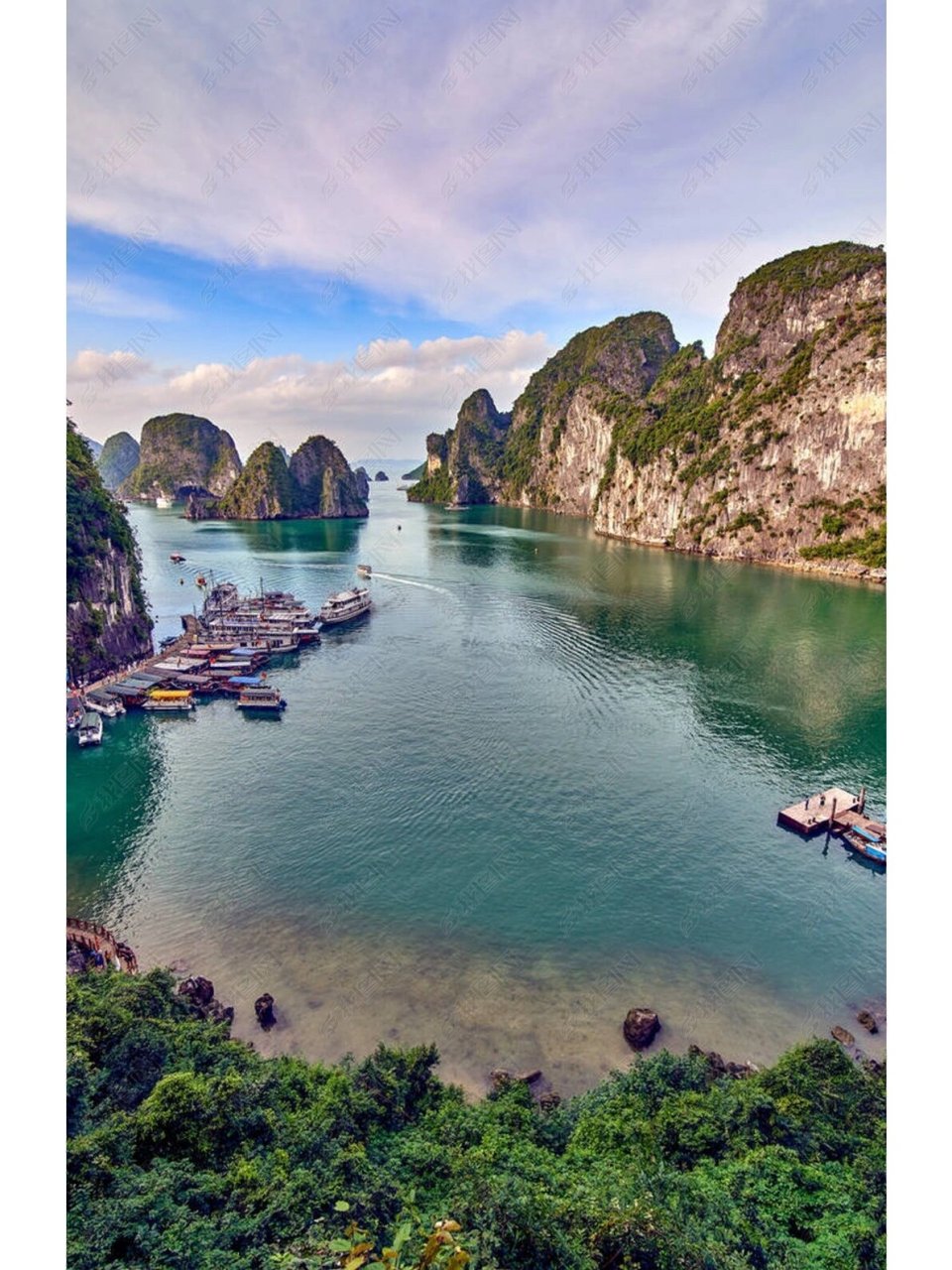 越南9799旅游——下龙湾 下龙湾坐落在越南海防市吉婆岛以东,是