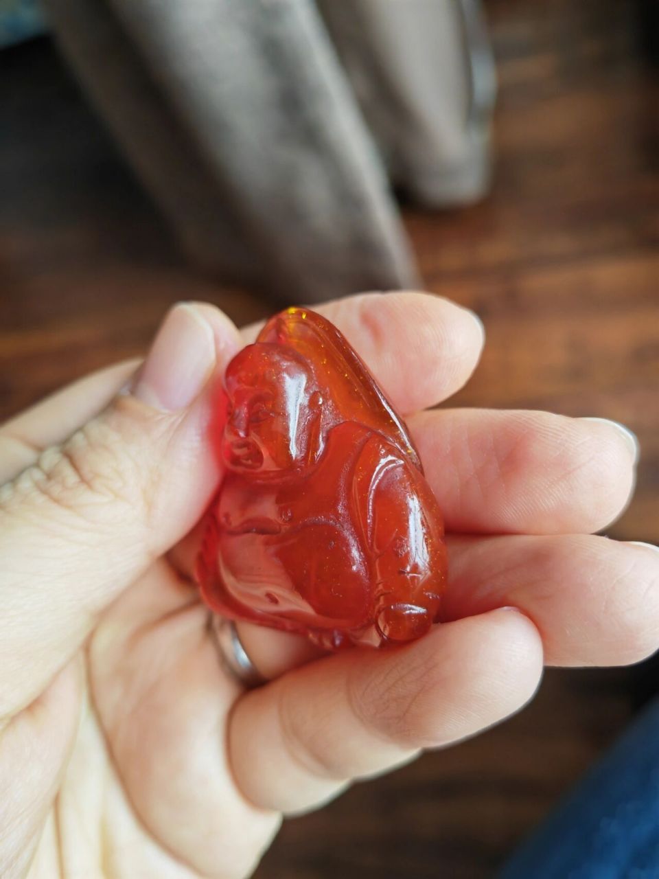 一颗红色老蜜蜡,求鉴定真伪的方法 在香港的时候买的,超过20年的老