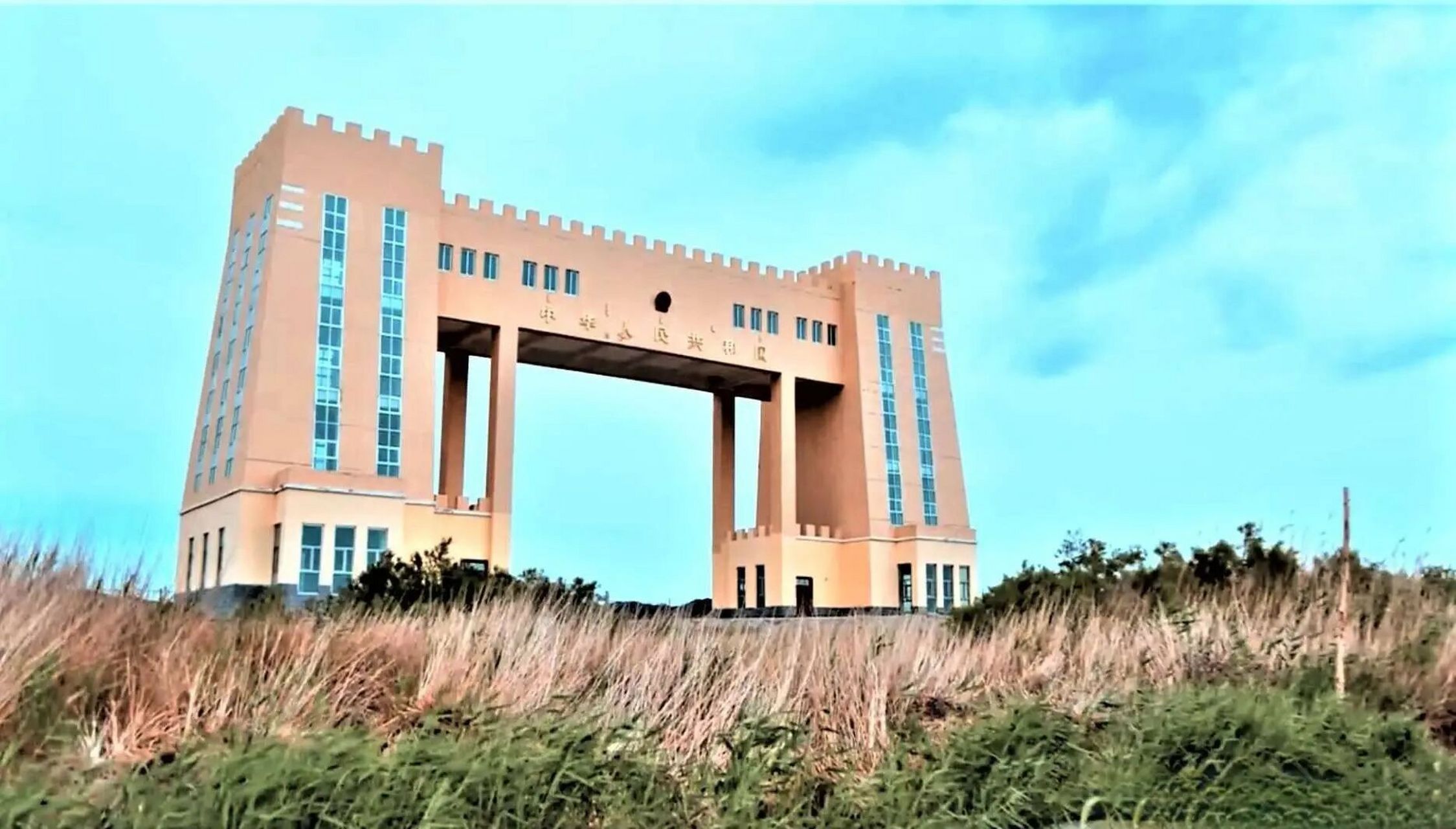 马鬃山口岸 马鬃山镇北与蒙古国戈壁阿尔泰省接壤,边界线长65.