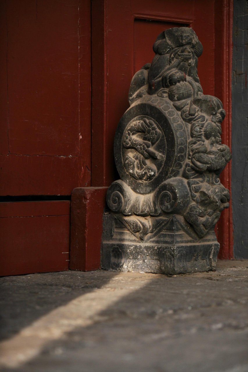 门墩儿上好多只小狮子有什么寓意?