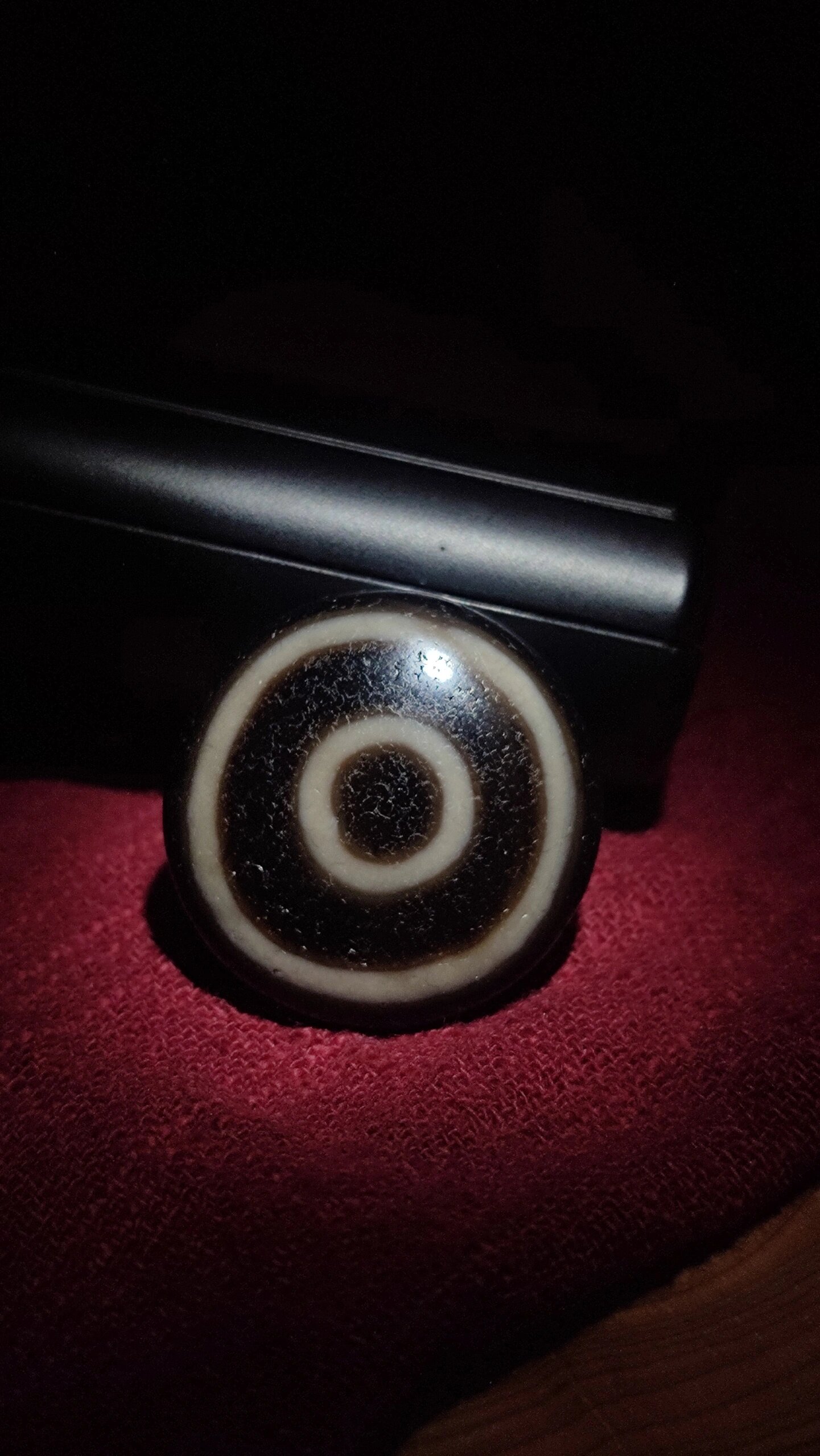 羊眼天珠的价值取决于其质量,稀有度,工艺和市场需求因素,不仅仅取决