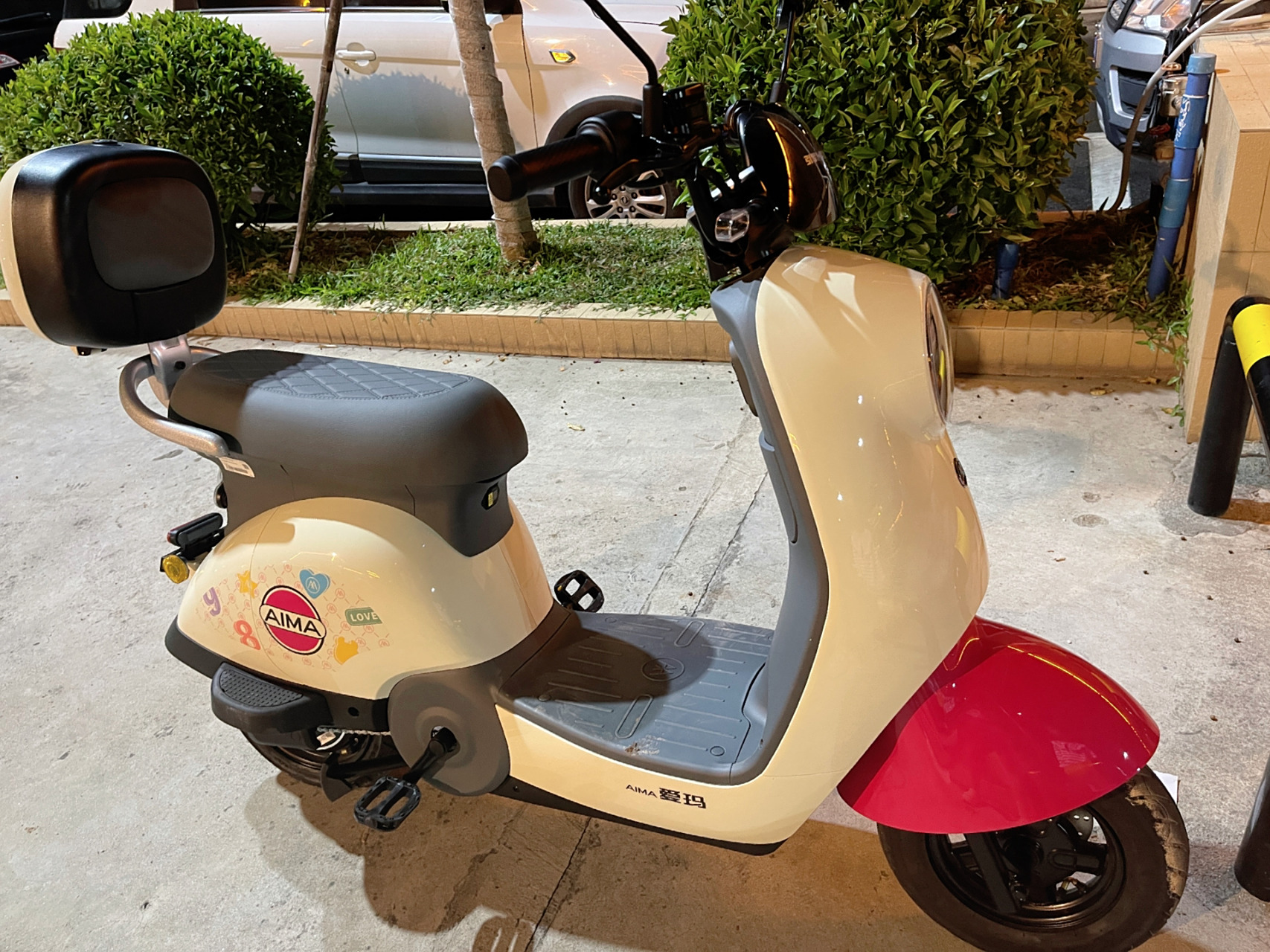 爱玛电动车01 爱玛晴天安全下车,颜值可也很耐电