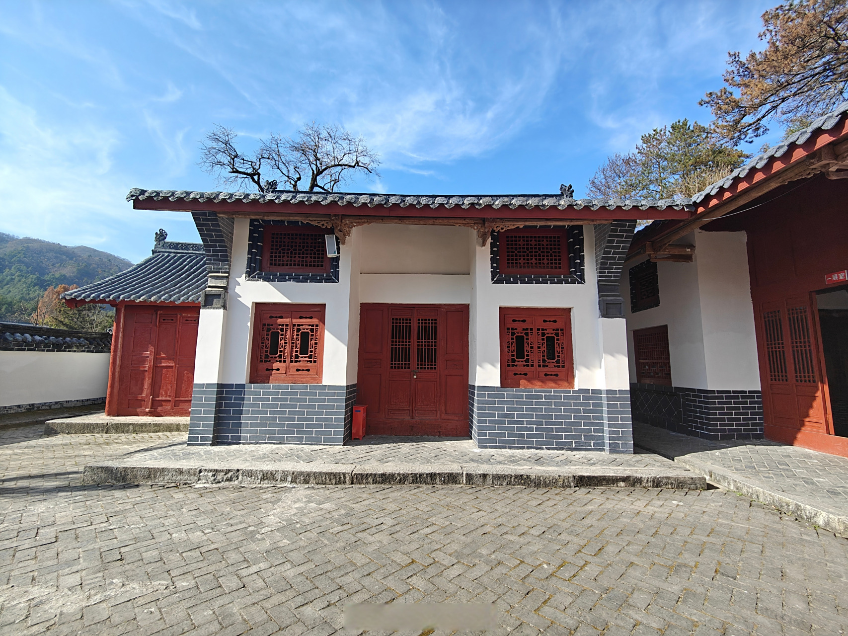 红二十五军政治部华阳旧址位于陕西省汉中市洋县华阳镇华阳街村,1935