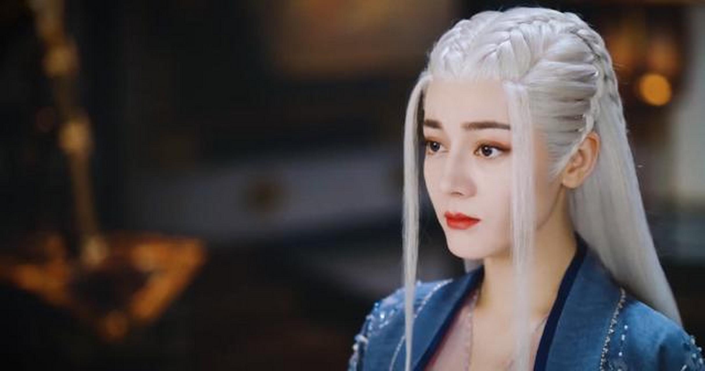 迪丽热巴这个白发造型好敷衍,完全是靠美女本身的颜值在撑着.