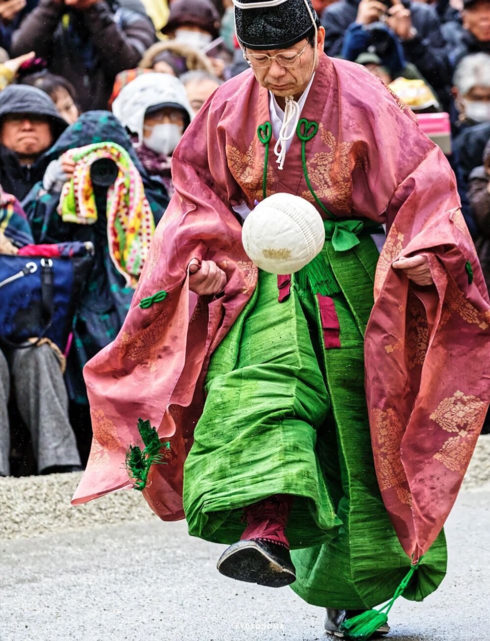 传统文化中的"足球":蹴鞠 据说现代足球的起源来自19世纪的英国,然而