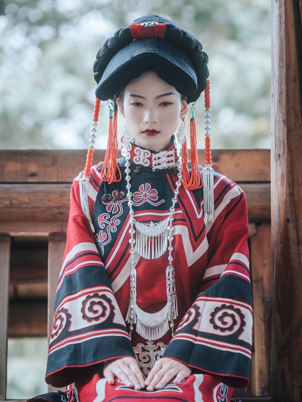 95此套为凉山彝族服饰,头饰为凉山依诺地区"千层瓦盖头". .