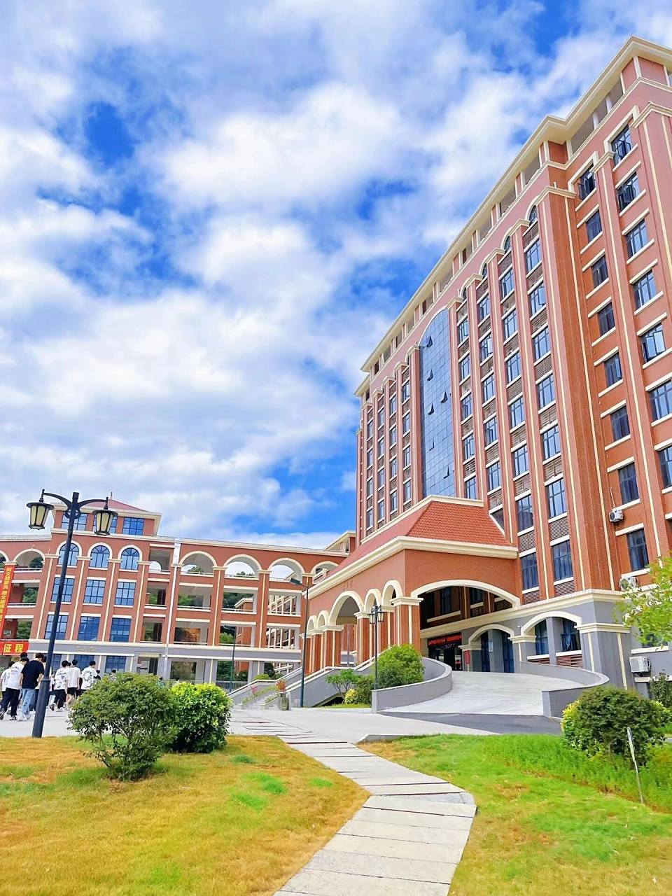 培正学院 我们学校的位置对我来说相对有些偏僻,在广州市花都区赤坭镇