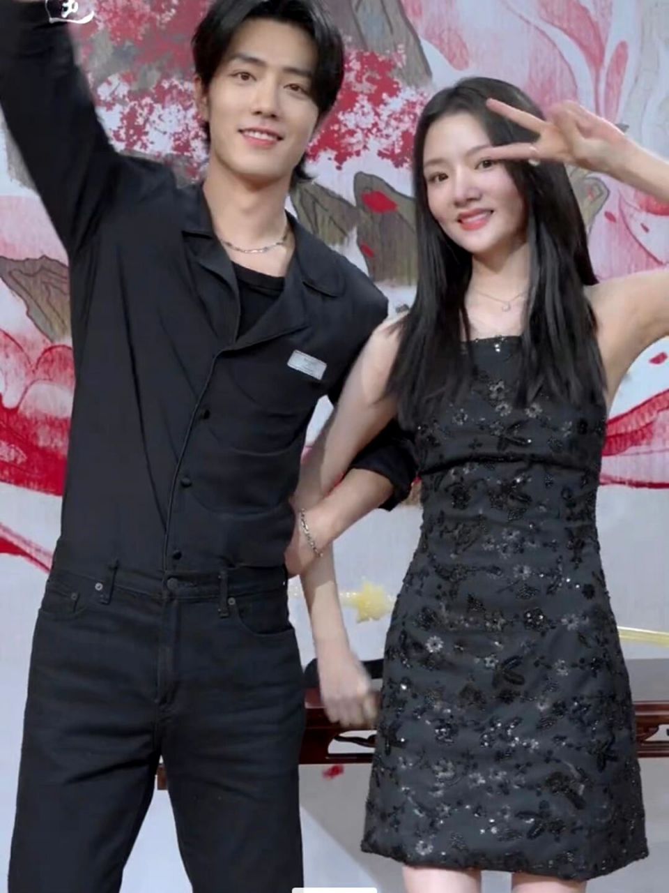 《玉骨遥》主演肖战任敏合照,感觉如何?