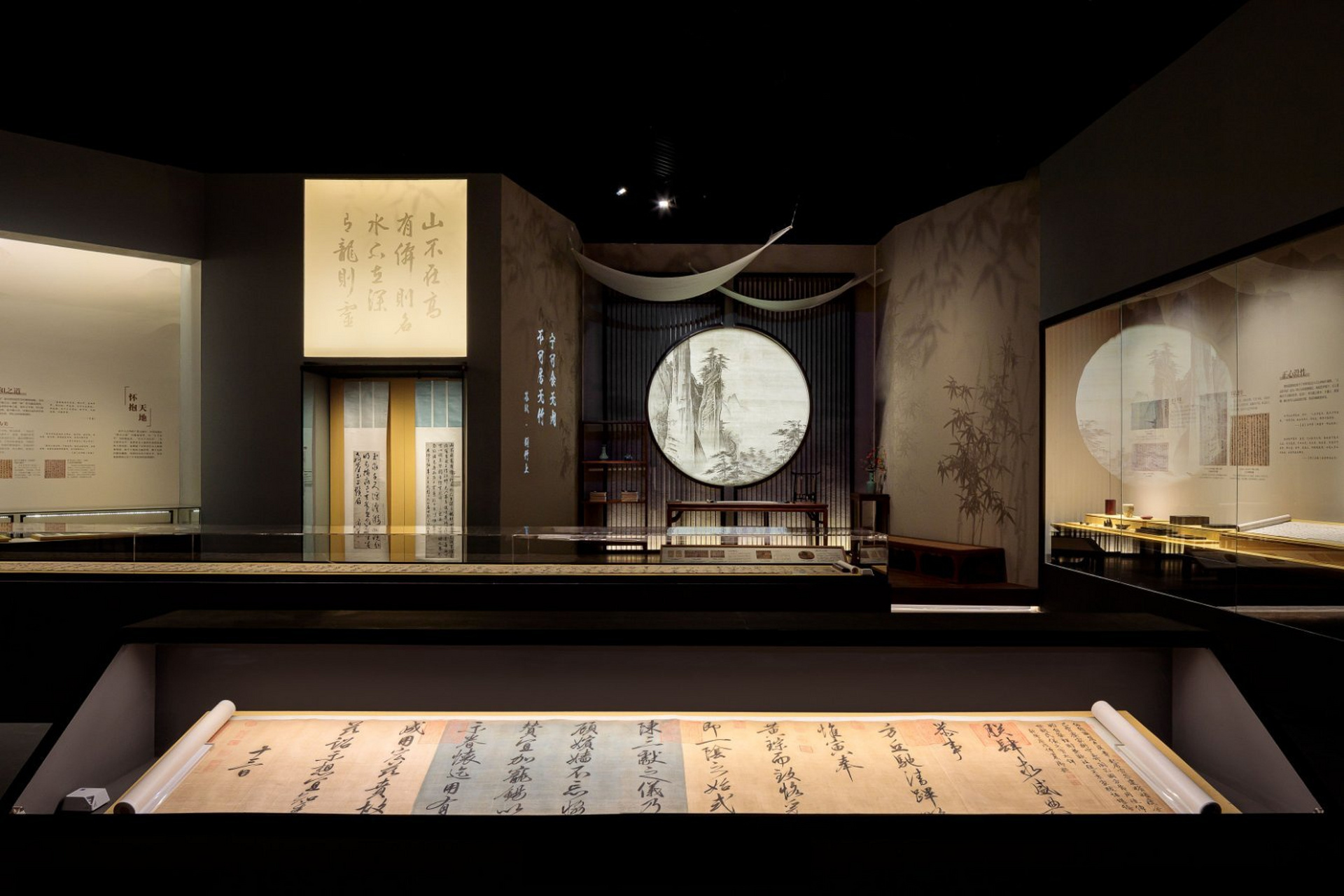 成都博物馆# 灯光柔和,落在案几之上 墨竹画墙,影出苏子名句 典雅