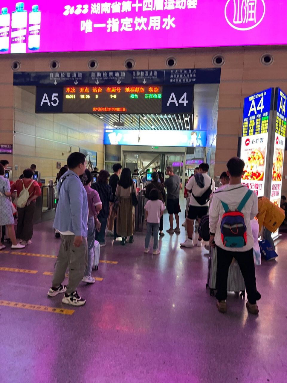 长沙南站内换乘 这次便捷换乘大概花了3分多钟,间隔时间26分钟,因为不