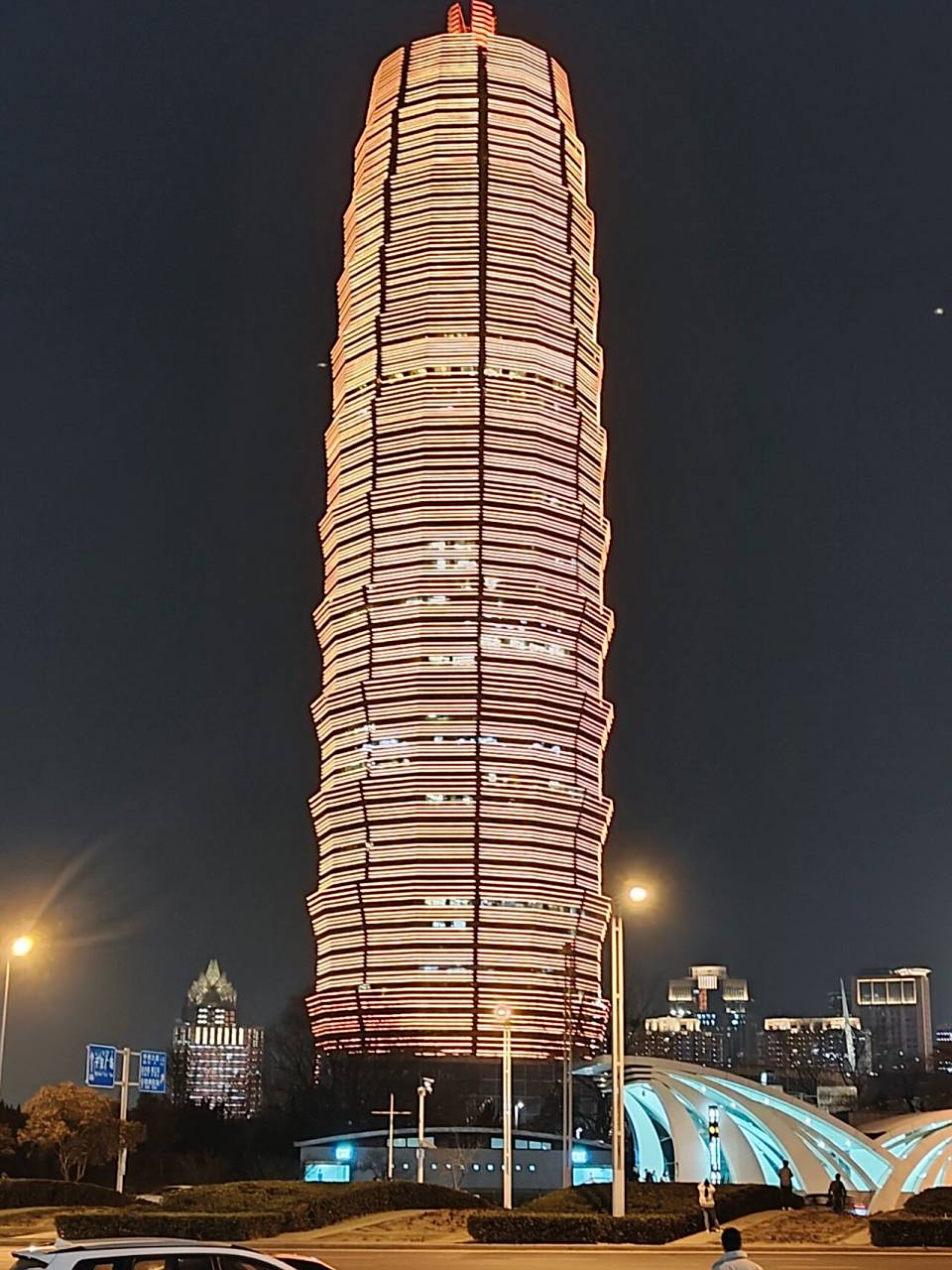 郑州大玉米楼旅游攻略  乘坐一号线 直达会展中心 从会展中心的d出口