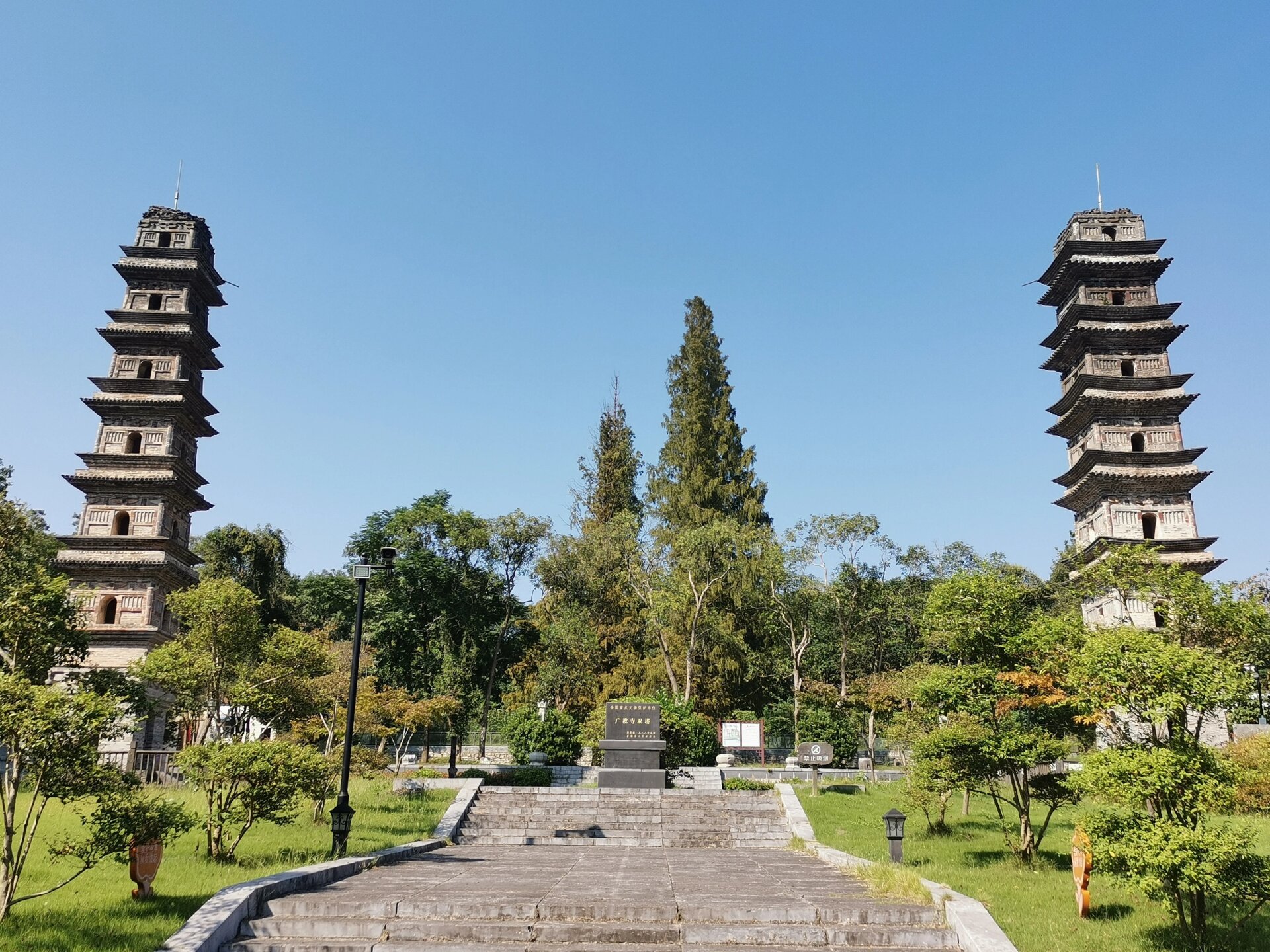 宣城广教寺双塔图片