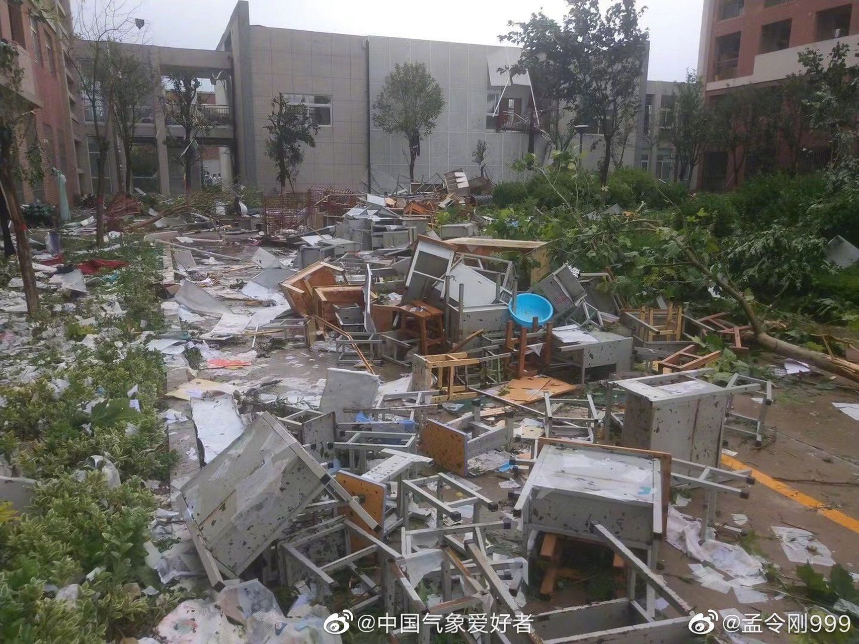 天气# 网友拍摄山东莘县龙卷风过后的学校破坏,看位置可能是莘州中 