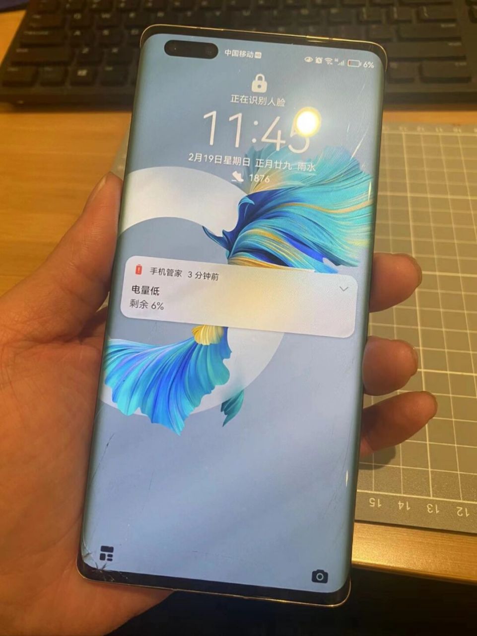 华为mate40pro外屏碎了 手机一直手机壳保护的很好,没想到给侄女展示