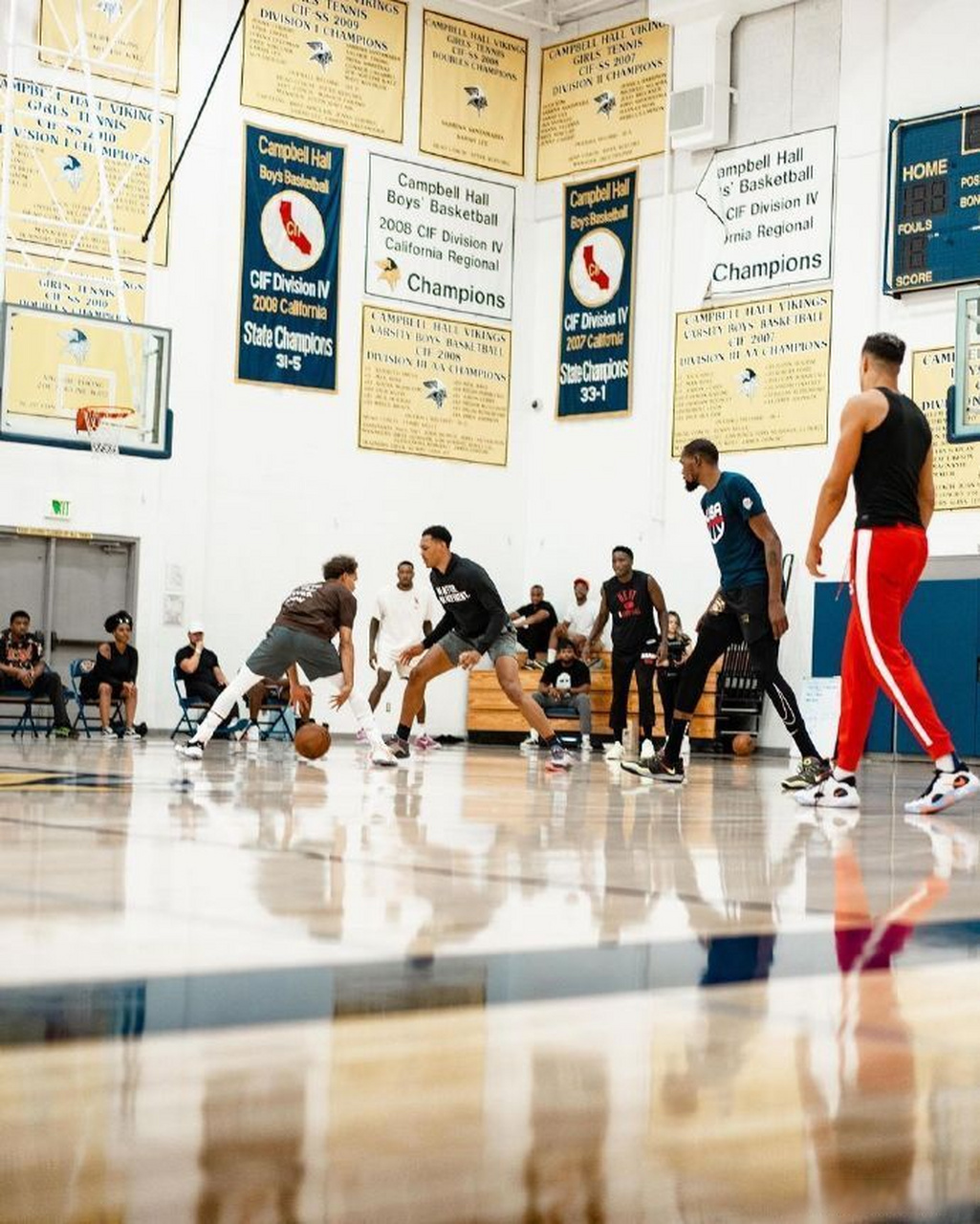 [给力]  今日特雷-杨更新ins,晒出了一组与杜兰特,欧文,奥拉迪波等