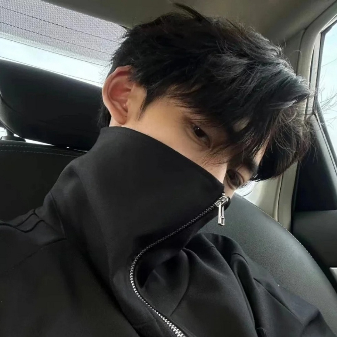 男生帅气霸气头像,能彰显个性,让人感受到一股强烈的自信与决心,激发