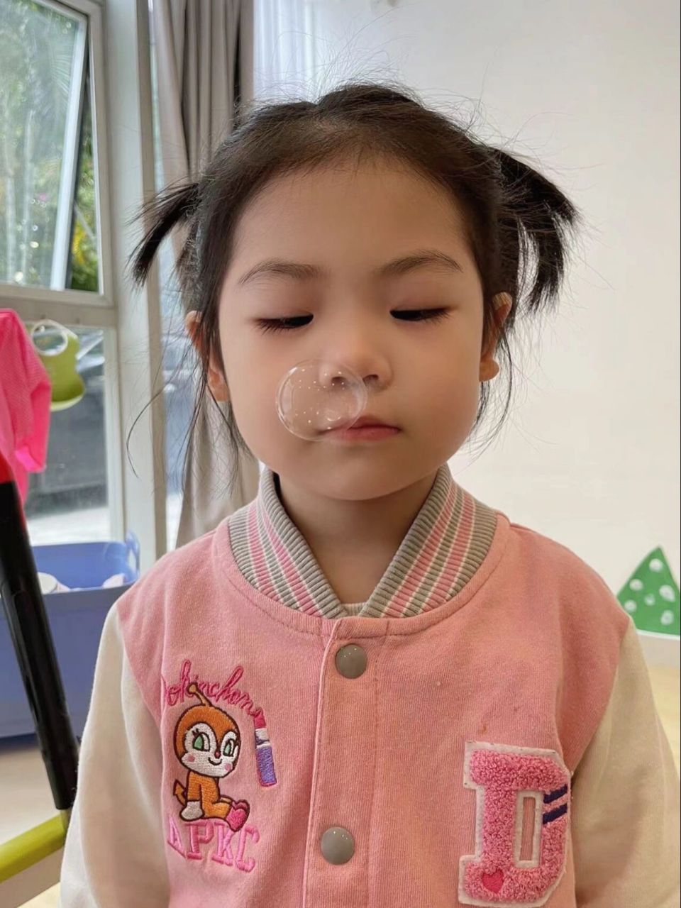 女儿流鼻涕了不忘吹泡泡,老母亲笑不活了 托班的老师给拍的说女儿流