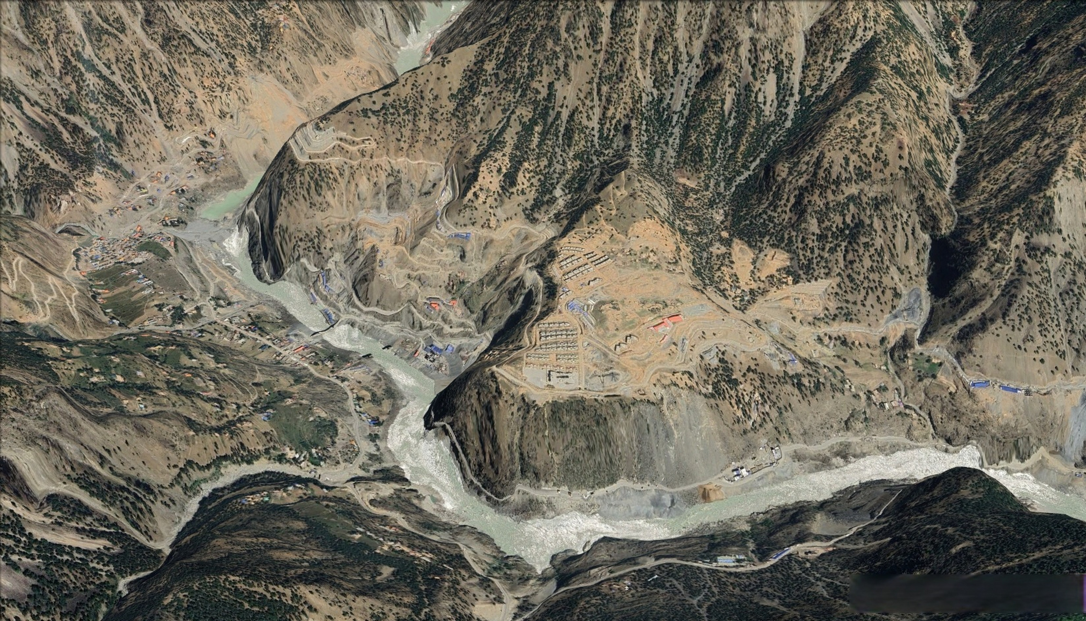 26日下午当地时间1时许,中方企业承建的开普省达苏水电站项目(位置图1