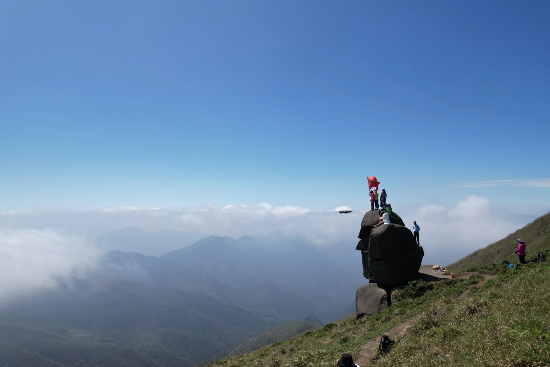 宝盖山,亦称宝界山,因山上宝盖石得名,位于广西桂林灌阳县新圩乡与