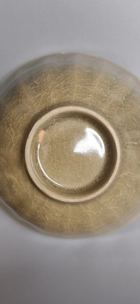 黄釉冰裂纹龙泉莲瓣碗