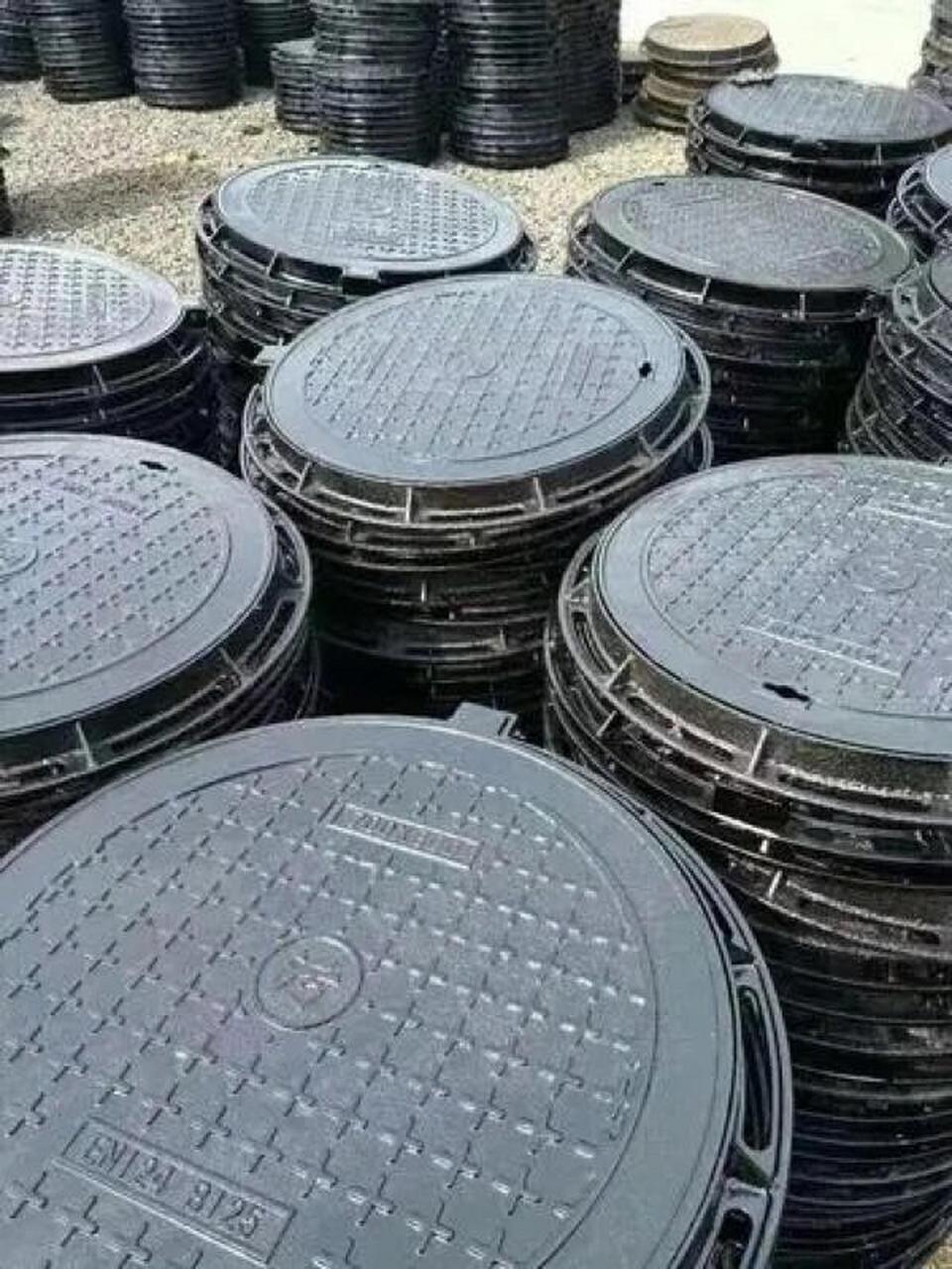 1,d400型球墨铸铁井盖能够承受400千牛的测试载荷,适用于城市主干路